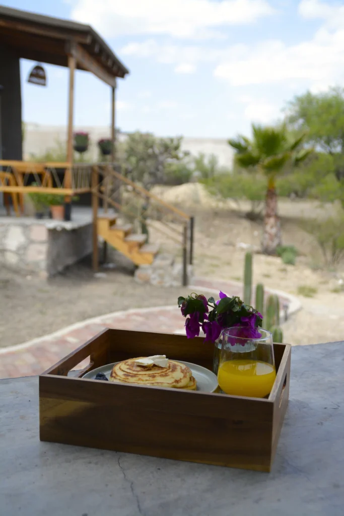 desayuno en terraza frente a la presa