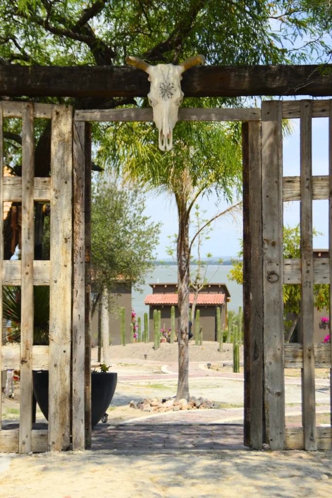 entrada Glamping frente a la presa