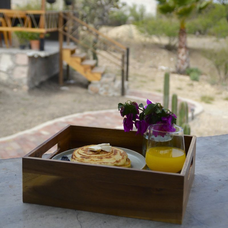 desayuno en terraza frente a la presa